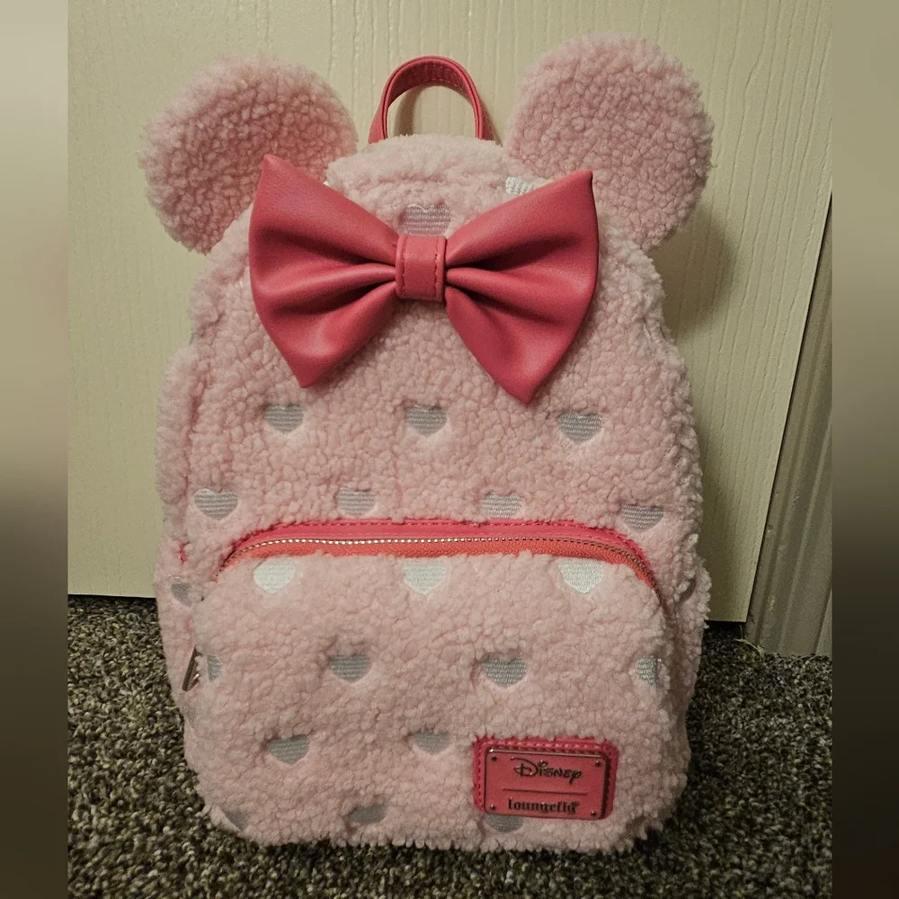 NWT Minnie Mouse Exclusive Hearts Strawberry Scented Sherpa Mini Backpack - Picture 2 of 6